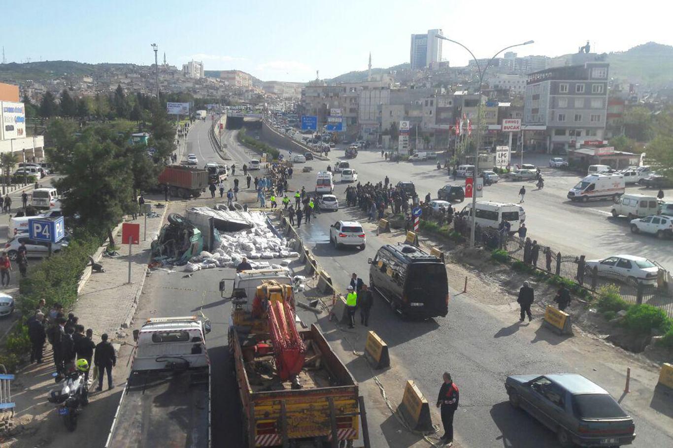 Freni boşalan TIR dehşet saçtı: Biri ağır 5 yaralı GÜNCELLENDİ Freni boşalan TIR dehşet saçtı: Biri ağır 5 yaralı GÜNCELLENDİ